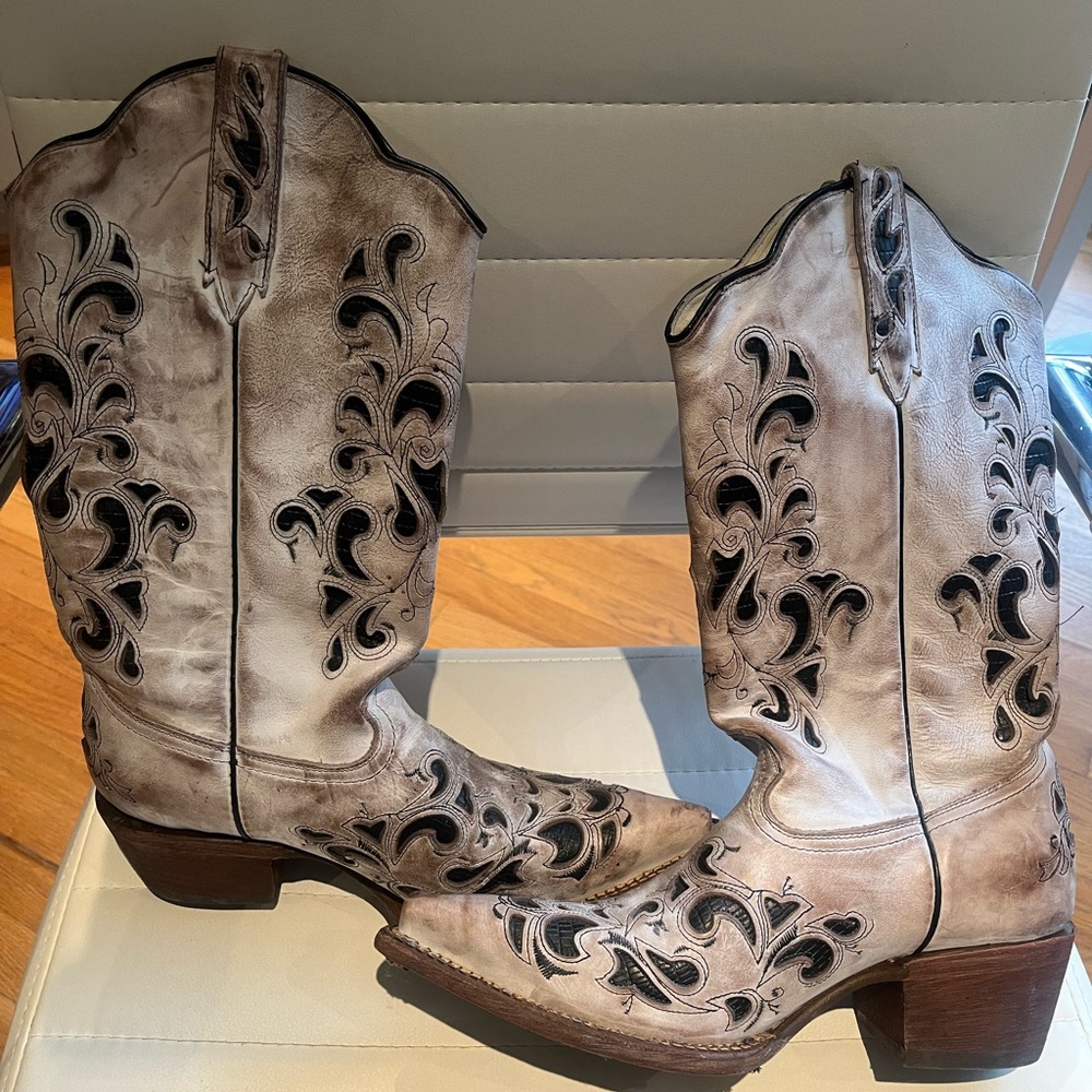 Women's Western Boots in Distressed Beige